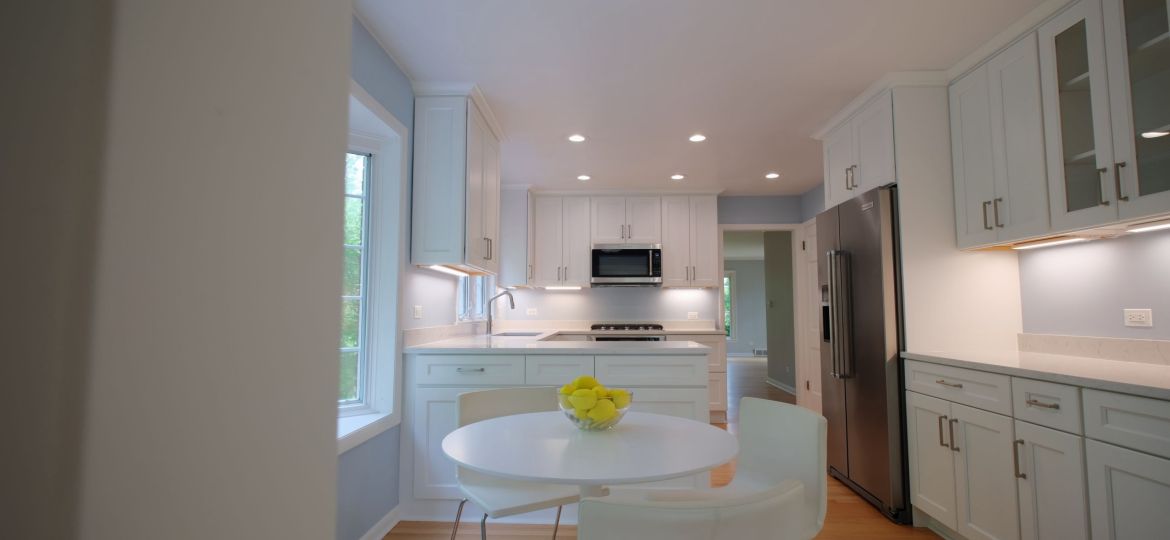 elementos-de-diseño-interior-de-cocina-moderna-y-nueva-en-una-casa-recién-renovada-mover-cámara--SBI-350074662