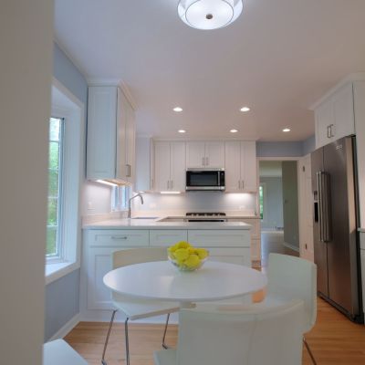 elementos-de-diseño-interior-de-cocina-moderna-y-nueva-en-una-casa-recién-renovada-mover-cámara--SBI-350074662